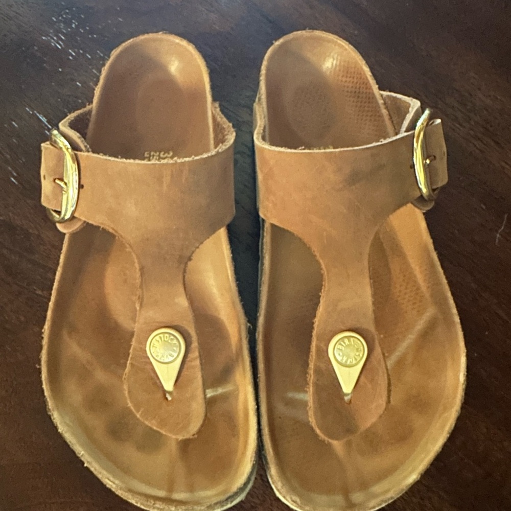 BIRKENSTOCK Gizeh Big Buckle Sandals- Cognac